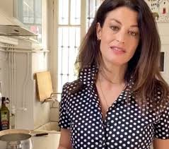 Η δωροθέα μερκούρη μίλησε για τη σχέση της με το χρόνο, τις κούκλες κόρες της, αλλά και για τον έρωτα. H Dwro8ea Merkoyrh Ftiaxnei Xeiropoihta Nioki Ypshloy Epipedoy Www Olivemagazine Gr