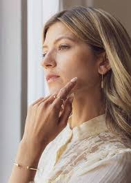 Laurie Fleming's Instagram, Twitter & Facebook