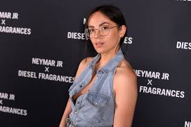 Grand standing music pourquoi clip officiel agathe auproux & (feat)alrima & déborah tordjman. Agathe Auproux Celebre Le Premier Anniversaire De La Remission De Son Cancer