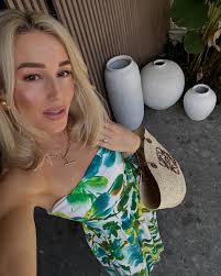 isabellepowe_ Running out the door in The Nellie Dress 👗