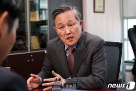 이철희 전 더불어민주당 의원은 운이 좋다. Q3z4yejptrb37m