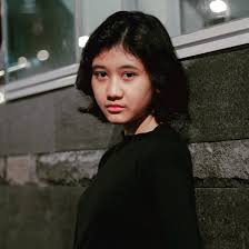 Ibunda mendiang penyanyi nike ardilla, nining ningsihrat, bertemu amel (18), remaja yang diserbut mirip dengan putrinya, kamis (24/6/2021) di jakarta. P7jtpmxawzte1m