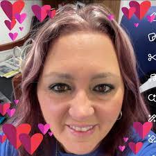 Elizabeth Compton's Instagram, Twitter & Facebook