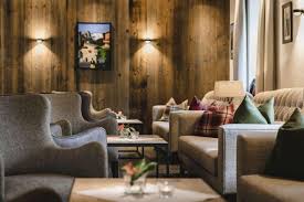 Anton am beginn der fussgängerzone, welches durch eine feine und schöne architektur auf den aktuellen stand gebracht wurde. Snow Wise St Anton Hotel Schwarzer Adler