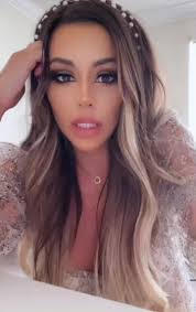 Holly Stark's Instagram, Twitter & Facebook