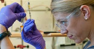 Forskning: Vi tror att snygga forskare är sämre på sitt jobb