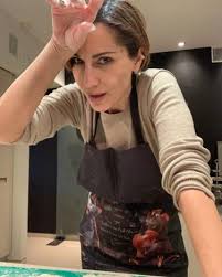 Οι πρωταγωνιστές και συντελεστές του mamma mia, του μιούζικαλ που γνώρισε τεράστια επιτυχία σε πολλές χώρες και έφθασε και στην ελλάδα. Despoina Bandh To Paramy8enio Spiti Ths Sth Boyla Bgalmeno Apo Periodiko O Entypwsiakos Khpos Ths Kai H Pisina