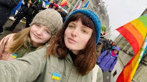 الحرب في أوكرانيا: فيكتوريا وبولينا تسكنان الآن عندي - SWI swissinfo.ch