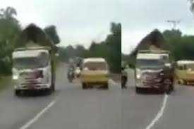 Berapa gaji sopir truk cabe? Enggak Kuat Jangan Lihat Pemotor Honda Beat Adu Banteng Vs Truk Cabai Netizen Itu Darah Ya Semua Halaman Gridmotor Id
