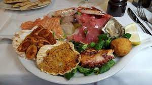 Questa ricetta è chiamata antipasto di mare caldo, ma visto che non mi piace molto, quando la servo lo uso come piatto unico, a mo' di cacciucco alla viareggina semplificato. Antipasto Di Mare Caldo E Freddo Picture Of Mare Mosso Osteria Del Pesce Milan Tripadvisor