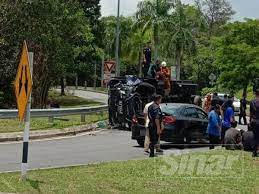 Katanya eksiden dalam samrt tunnel ni melibatkan kereta subaru impreza wrx, honda integra dan satu lagi model yang tak di ketahui. Tiga Polis Parah Lima Okt Cedera Kemalangan