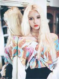 How Can I Achieve The Hair Look Of Jinsoul From Loona I Really Like How Fluffy Full It Is As Well As The Slight Crimpy Waves She Kpop Girls Jung Jinsoul
