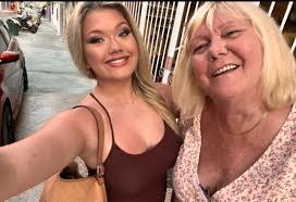 Are there groups for Isla Mujeres residents or long-term visitors?