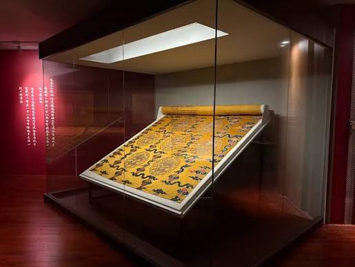 Dragón dorado🐲 El Tripitaka del dragón tibetano, un manuscrito del canon budista tibetano escrito con tinta dorada, fue encargado durante la dinastía Qing en 1667 por la gran emperatriz viuda Xiaozhuang y