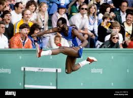 Edwin Mosè a competere in 400m ostacoli al 1980 USA Olympic via e il campo  TeamTrials Foto stock