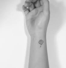 Kol dövmesi, sırt dövmesi, omuz dövmesi, göğüs dövmesi, bacak dövmesi, el ve ayak bilek dövmesi, yüz dövmesi, saç. Minimalist Clover Tattoo On Wrist By Playground Tattoo New Tattoo Dovme Modelleri Dovme Kucuk Dovmeler