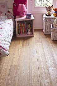 un parquet en bambou modele tessato caramel dans une chambre de petite fille finition brossee et verni deco chambre idees deco chambre fille parquet flottant