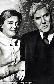 ترعرع بوريس باسترناك في بيئة إبداعية منذ نعومة أظفاره، فقد كان يتردد على البيت الذي نشأ فيه ليف تولستوي وإسحاق ليفيتان وسيرغي راخمانينوف وفاسيلي بولينوف وغيرهم. Ù‚Ø¨Ù„ ØµØ¯ÙˆØ± Ø±ÙˆØ§ÙŠØ© Ø§Ù„Ù…Ø«ÙŠØ±Ø© Ù‚ØµØ© Ø¹Ø´Ù‚ Ø¨ÙˆØ±ÙŠØ³ Ø¨Ø§Ø³ØªØ±Ù†Ø§Ùƒ ÙˆØ£ÙˆÙ„Ø¬Ø§ ÙˆØ§Ù„Ø¯ÙƒØªÙˆØ± Ø²ÙŠÙØ§Ø¬Ùˆ Ø§Ù„ÙŠÙˆÙ… Ø§Ù„Ø³Ø§Ø¨Ø¹