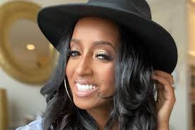 Askale Davis' Home: See Her Kitchen, Living Room