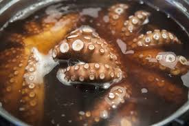 Adagiate i polpi surgelati in una capiente pentola e coprite i polpi ancora surgelati con acqua a temperatura ambiente. Come Bollire Il Polpo