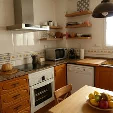 Con estas baldosas grandes y oscuras esta cocina se convierte en un espacio moderno. Se Pueden Pintar Los Azulejos De La Cocina Habitissimo