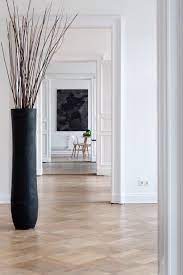 29 Vases Somptueux A Poser Au Sol Pour Decorer Votre Interieur Page 4 Sur 4 Grand Vase Deco Decor De Branche Deco Minimaliste