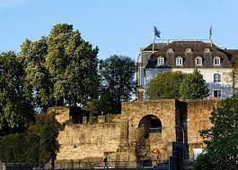 An der schlossmauer in saarbrücken hängt eine steinerne fratze, die der sage nach einem saarbrücker bäcker nachgebildet ist. Schlossmauer Und Schloss Saarbrucken Bildtankstelle De
