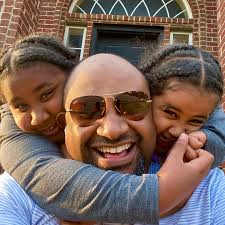 የልጅ ፍቅርን የሚያውቀው ከልጅ ጋር አብሮ ያሰለፈ ነው : ልጅ ከአብራክ ስለወጣ ብቻ አይደለም ጥሩ አባት የሚኮነው:  አባትነት ከልብ የመነጨ ፍርቅር ሲኖረው የልጆችን ህይወት እንደ ፀሀይ ያበራል ልጆች በደስታ ይፈነድቃሉ ...