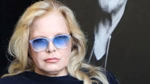 Happy and fulfilled, the beautiful jade hallyday remains, of course, still as affected by the death of her father. L Elysee Refuse De Payer Les Fleurs Des Obseques De Johnny Hallyday