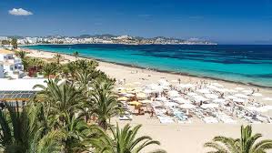 The longest beach on the island is possessed of shallow waters and a wide strip of sand that's lined with a variety of bars and beach clubs. Uberschusse Weg Ibiza Strande Top Corona Tests Gewalt Ibiza Heute