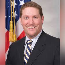 Con-gregation! In a special What's Hot in Fraud, comedian Mano Agapion  returns to discuss our favorite CON-gressman George Santos being indicted.  Also, Laci and Mano discuss Garrison Kenneth Courtney, a former government