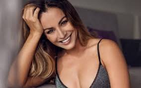 Nas redes sociais, a atriz partilhou uma nova fotografia onde troca um beijo apaixonado. Joana Duarte Assume Namoro Com Cantor Australiano