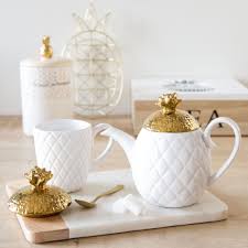 Ananasbecher Aus Fayence Weiss Und Goldfarben Crockery Design Pineapple Kitchen Theme Ceramic Tableware