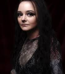 Deanna Molinaro's Instagram, Twitter & Facebook