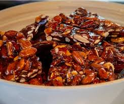 Che sia bianco, nero, morbido, duro, croccante, con l'ostia, variegato.non deve mai mancare! Croccante Nocciole Mandorle E Arachidi Fatto In Casa