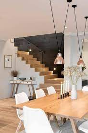 meubles de salle a manger escalier bois et blanc lampes pendantes et chaises blanches autour d une grade t mobilier de salon meuble salle a manger deco salon