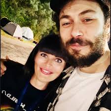 Ma tu ci pensi mai Alle cose che io so di te E che adesso non servono a  niente? Ma di me cos'è che sai? Che piacevo a tua mamma? Che credevo