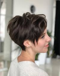 Vous pouvez également essayer les coupes « boyish » comme la coupe pixie ou un carré court. Coiffure Pixie 2020 Quelles Sont Les Tendances A Essayer Cet Ete