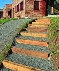 Un Escalier Exterieur Avec Des Bastaings En Meleze Systeme D N 834 Escalier Exterieur Marches Jardin Escalier De Jardin