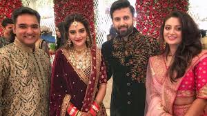 Her husband name is nikhil jain he is a nusrat jahan was born on 8th january 1990, in a bengali muslim family. Nusrat Jahan Her Husband Nikhil Jain S Wedding Reception Is A Star Studded Affair See Pics