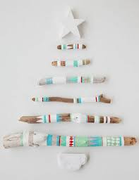Basteln Mit Treibholz Diy Deko Mit Erinnerungen An Den Strandurlaub Driftwood Christmas Tree Modern Christmas Decor Diy Christmas Tree