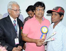 Vivekh was admitted to the sims hospital in chennai on friday and a cent percent blockage in a heart vessel was detected and he was put on ecmo. Rip Vivekh Here Are Some Rare Snaps Of Chinna Kalaivanar The New Indian Express