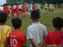 Sepak bola merupakan olahraga yang dikenal sejak ribuan tahun yang lalu. Waktu Permainan Sepakbola Jumlah Pemain Dan Ukuran Lapangannya