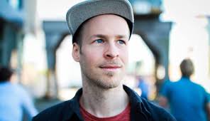 Eddy Schulz singt in Neuss über „Alltagskatastrophen“