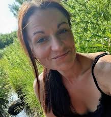 Yep that weekend was short but sweet! I feel you guys!! It's Monday.... if  I can do it.......you can!! Have a good one my lovelies R x 🌹