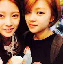 Gong Seung Yeon Reveals High School Photo Of Younger Sister Twice S Jeongyeon Gong Seung Yeon High School Photos Twice Jungyeon