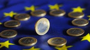 Euro, bölgenin dalgalanan döviz kurlarını ve döviz maliyetlerini ortadan kaldıran tek bir para birimi kullanarak çalışabileceği anlamına gelir. Europaische Wahrung Vor 25 Jahren Bekam Der Euro Seinen Namen