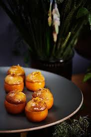 Le Baba Clementine Lenotre Atelier Ephemere Paris Dans Une Coque De Clementine Un Duo De Cremes Vanill Alimentation Charcutier Traiteur Design Culinaire