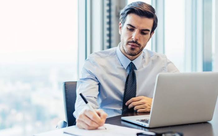 Advogado de direito da saúde analisando estratégias de marketing jurídico