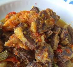 Lokasinya dekat dengan taman mini, menu yang ditawarkan cukup beragam, dan tak hanya oseng mercon saja. Oseng Mercon Daging Sapi Berlemak Pedasnya Bikin Ketagihan Wartabanjar